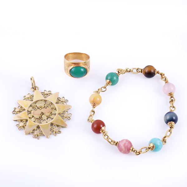 18KT GOLD BRACELET SET WITH HARDSTONES AND A CHRYSOPRASE RING, TOGETHER WITH A 12KT GOLD STAR-SHAPED PENDANT
