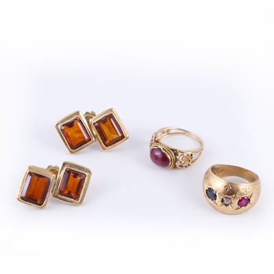 Oro giallo 18 kt, set composto da due anelli con rubini, zaffiro e diamante a rosa e orecchini co...