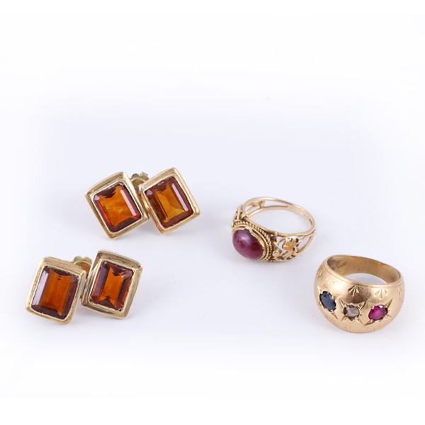18KT GOLD LOT COMPRISING TWO RINGS AND A PARIS OF EARRINGS