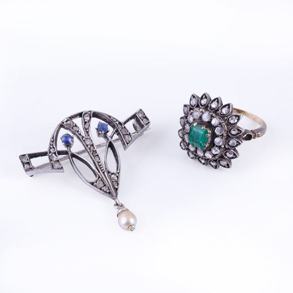18KT GOLD LOT COMPRISING A RING AND A BROOCH SET WITH EMERALD, SAPPHIRES, ROSE-CUT DIAMONDS AND PEARL (minor losses)