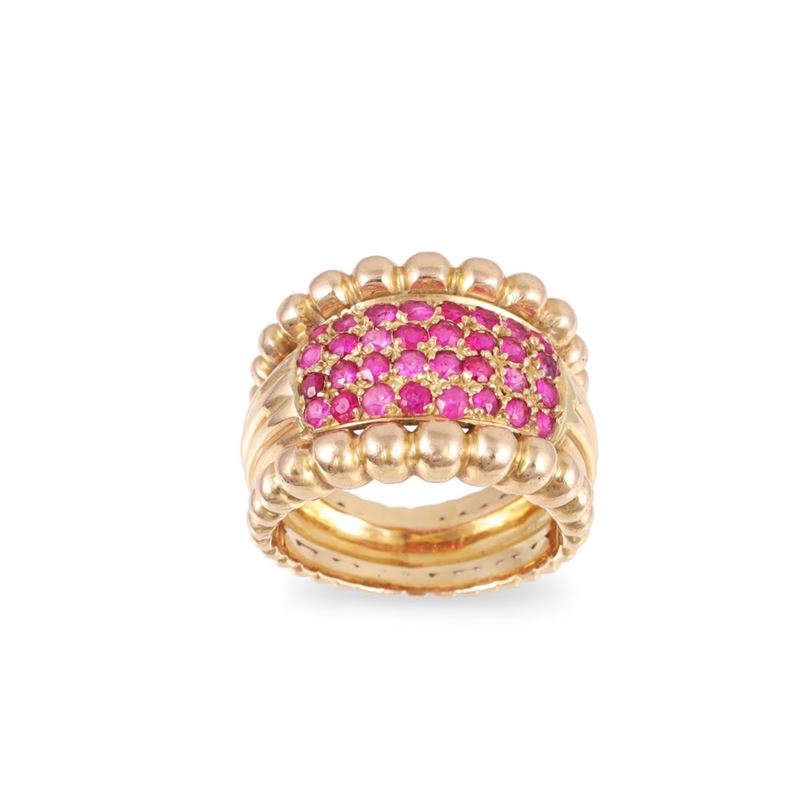 Anello in oro giallo 18Kt con rubini in pavé