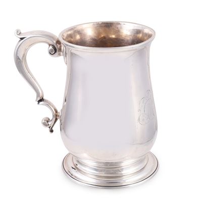 Mug in argento, liscio con manico a volute e monogramma inciso