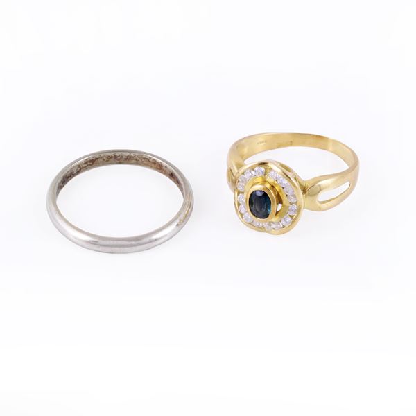 18KT GOLD LOT COMPRISING TWO RINGS, ONE SET WITH A SAPPHIRE AND SYNTHETIC GEMSTONES