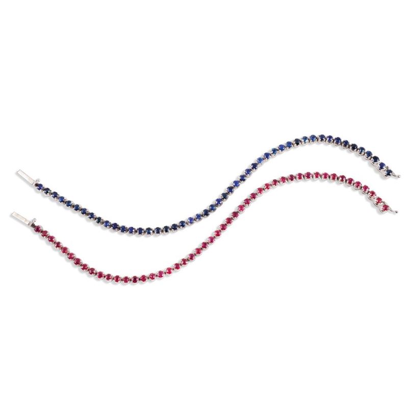 Coppia di bracciali tennis in oro bianco 18K con zaffiri e rubini