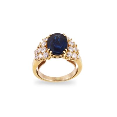 Anello in oro giallo 18Kt con zaffiro ovale e brillanti
