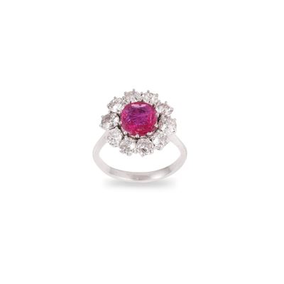 Anello in oro bianco 18Kt con rubino ovale e diamanti