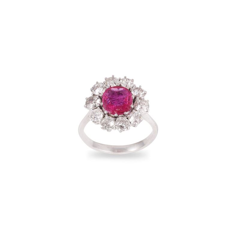 Anello in oro bianco 18Kt con rubino ovale e diamanti