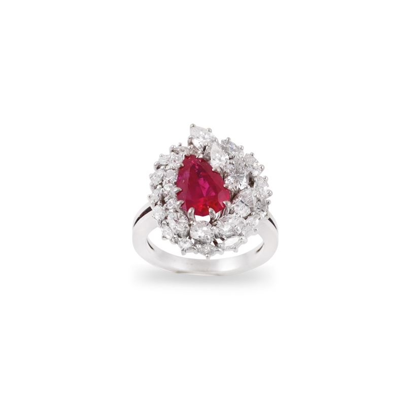 Anello in oro bianco 18Kt con rubino e diamanti