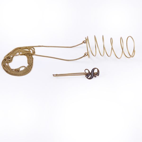 18KT GOLD LOT COMPRISING A CHAIN WITH PENDANT AND A BROOCH SET WITH ROSE-CUT DIAMONDS