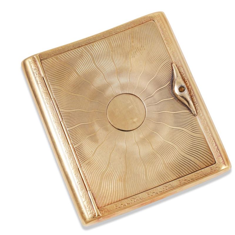 Tabacchiera in oro 14Kt, forma rettangolare con incisione solare e cornice floreale