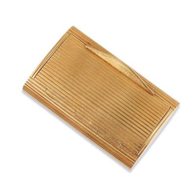 Portapillole in oro giallo 18Kt a forma rettangolare con motivo rigato e monogramma
