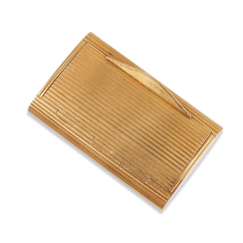 Portapillole in oro giallo 18Kt a forma rettangolare con motivo rigato e monogramma