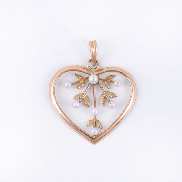 18KT GOLD PENDANT SET WITH PEARLS