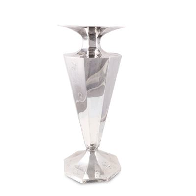 Vaso in argento 800/1000, troncoconico con corpo ottagonale