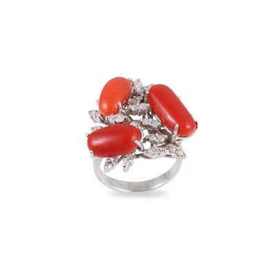 Anello in oro bianco 18Kt con coralli cabochon e diamanti