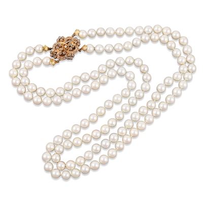 Collana a due fili di perle coltivate con fermaglio in oro giallo e diamanti