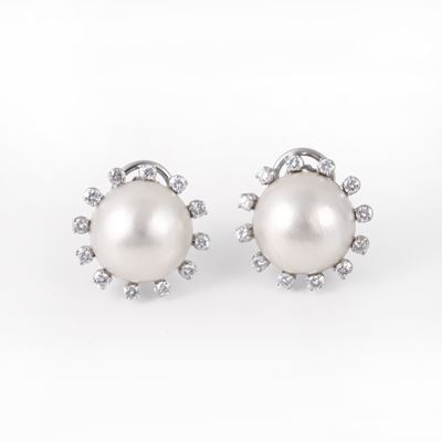 Orecchini a clip in oro bianco 18 kt con mabé contornate da brillanti