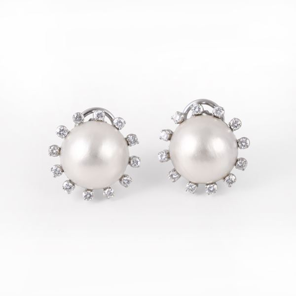 18KT GOLD CLIP-ON EARRINGS SET WITH MABÈ AND DIAMONDS