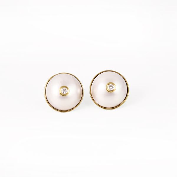 18KT GOLD EARRINGS SET WITH MABÈ AND DIAMONDS