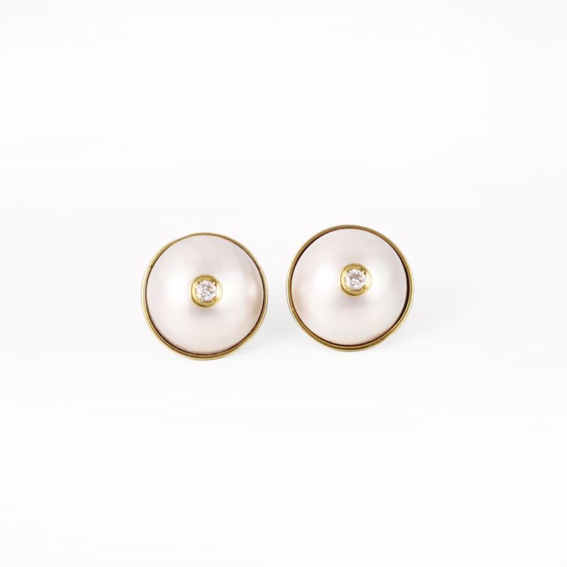Orecchini a clip in oro giallo 18 kt con mabé e brillante centrale