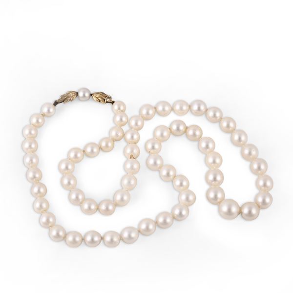 A SINGLE-STRAND CULTURED PEARLS NECKLACE WITH AN 18KT GOLD CLASP