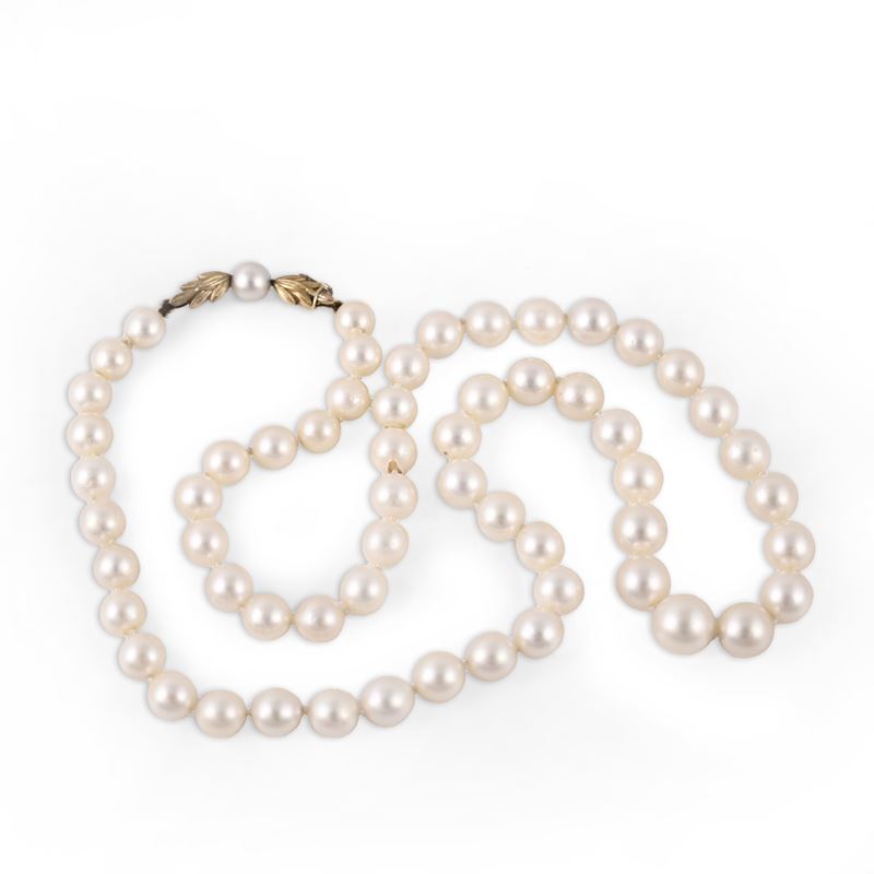 Collana, perle coltivate a filo con chiusura in oro giallo 18Kt