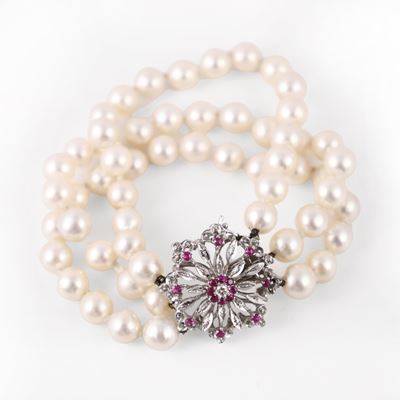 Bracciale a tre fili di perle coltivate, chiusura a rosone in oro bianco 18 kt con rubini e brill...