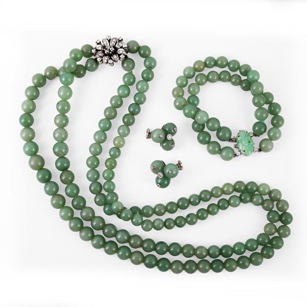 NEPHRITE BEAD JEWELLERY, COMPRISING A NECKLACE, A BRACELET AND A PAIR OF EARRINGS, EACH WITH 18KT GOLD MOUNTS SET WITH DIAMONDS
