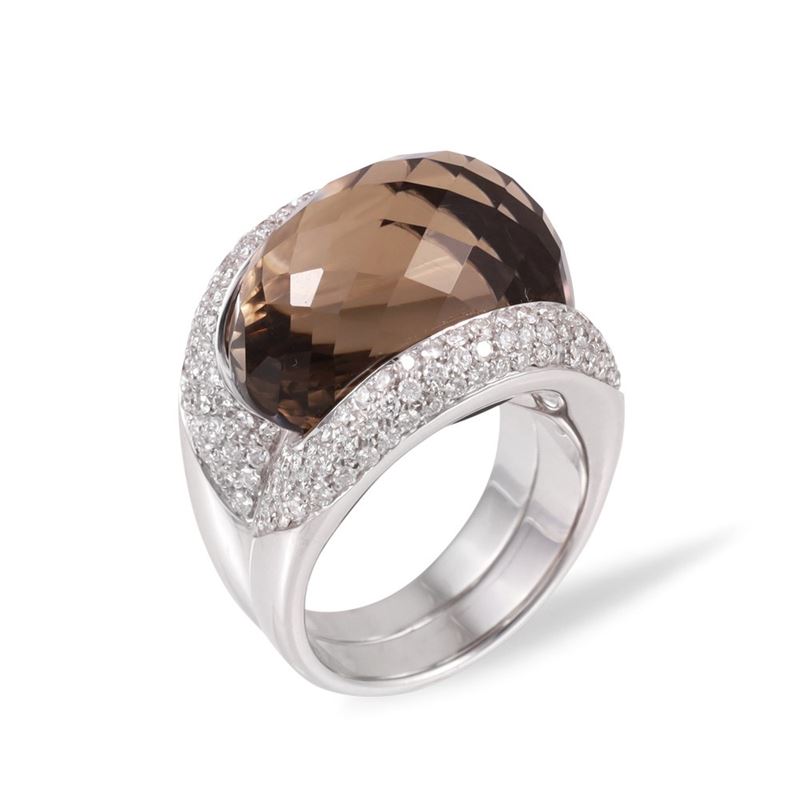 Gavello, Anello in oro bianco con quarzo fumé cabochon e brillanti