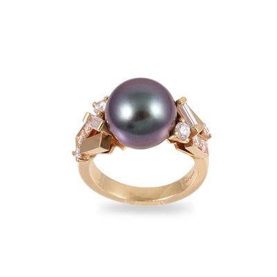 Anello in oro giallo 18Kt con motivo geometrico, diamanti baguette e perla coltivata Tahiti