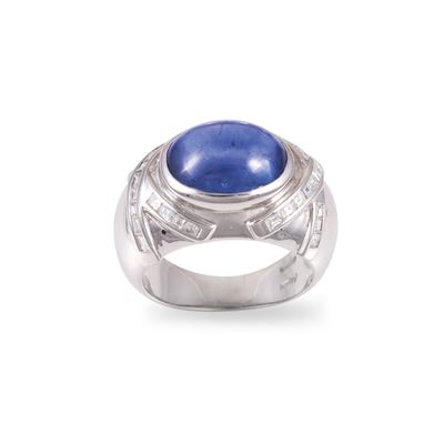 Anello in oro bianco 18Kt con zaffiro cabochon e diamanti carré