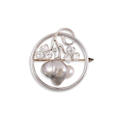 Spilla in platino e oro giallo 18Kt con perla scaramazza e diamanti