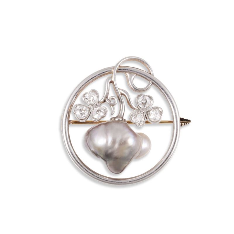 Spilla in platino e oro giallo 18Kt con perla scaramazza e diamanti