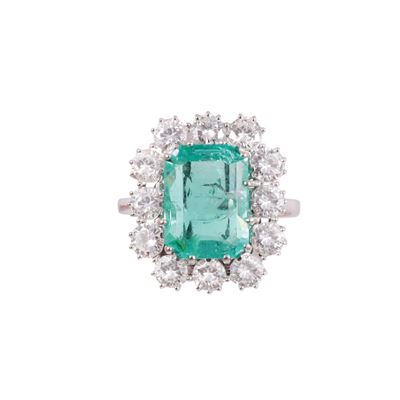 Anello in oro bianco 18Kt con smeraldo e brillanti
