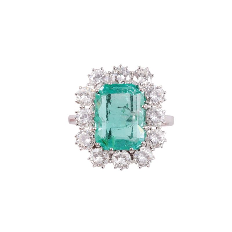 Anello in oro bianco 18Kt con smeraldo e brillanti