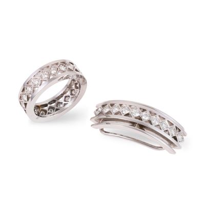 Parure in oro 18Kt con anello e pendente traforati a motivi geometrici, con brillanti
