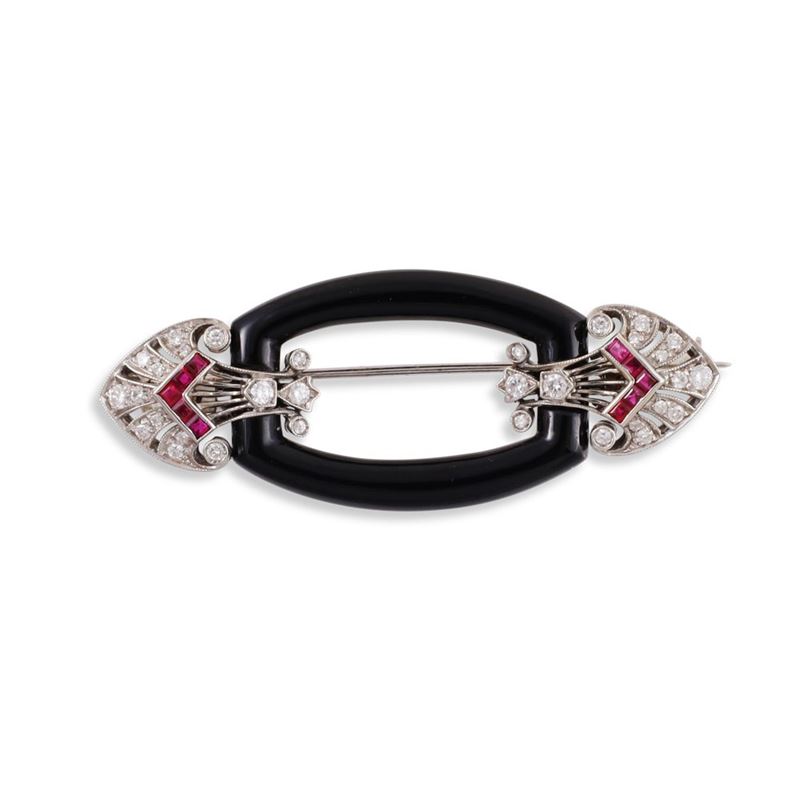 Spilla in onice con ornamenti in oro bianco 18Kt, brillanti e rubini