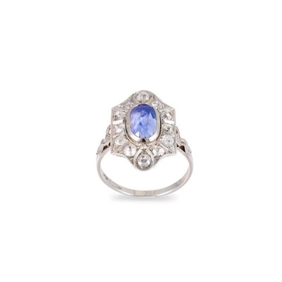Anello in oro bianco 18Kt con zaffiro ovale e diamanti