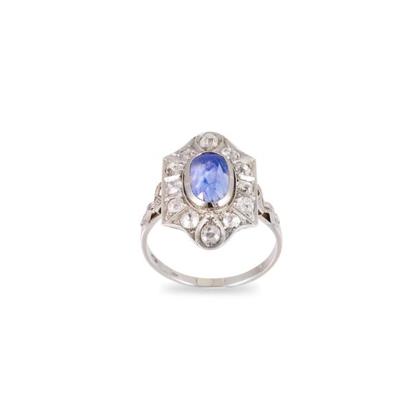 18KT GOLD RING SET WITH SAPPHIRE AND DIAMONDS