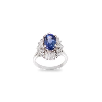 Anello in platino con zaffiro ovale di 4,31 ct e diamanti