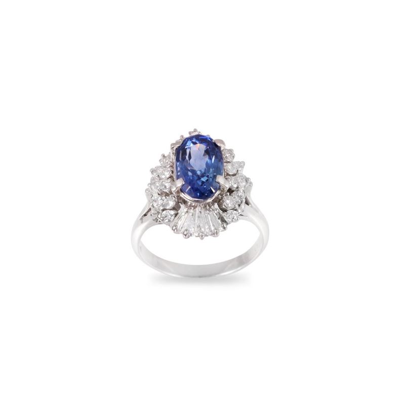 Anello in platino con zaffiro ovale di 4,31 ct e diamanti
