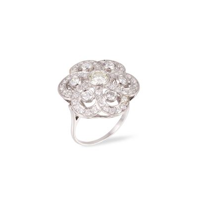 Anello in platino con motivo a rosone in diamanti