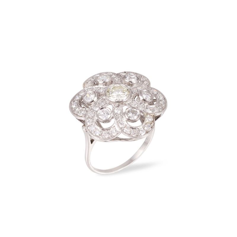 Anello in platino con motivo a rosone in diamanti