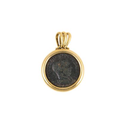 Pendente in oro giallo 18Kt con riproduzione di moneta in bronzo