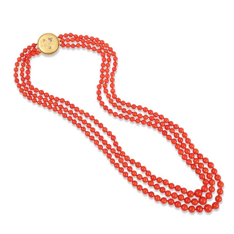 Collana in corallo a tre fili con chiusura in oro giallo e diamanti