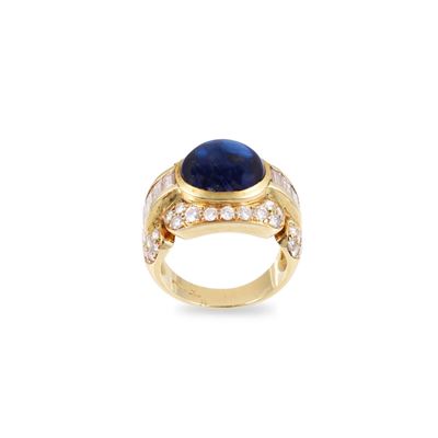 Anello in oro giallo 18Kt con zaffiro ovale cabochon e diamanti