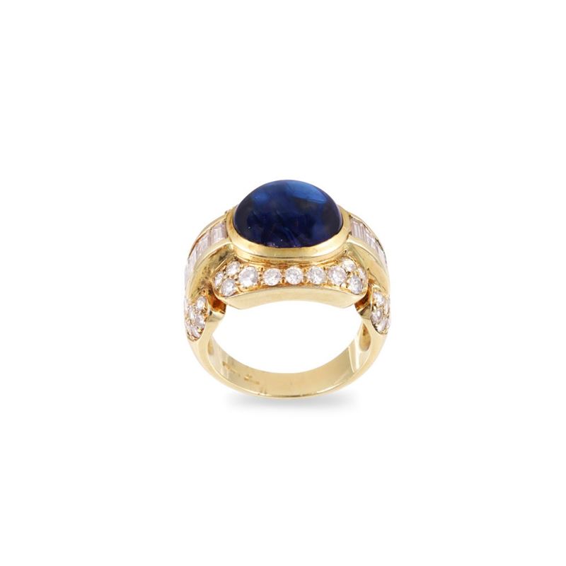 Anello in oro giallo 18Kt con zaffiro ovale cabochon e diamanti
