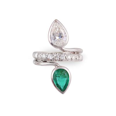 Anello contrarié in oro 18Kt con diamante e smeraldo