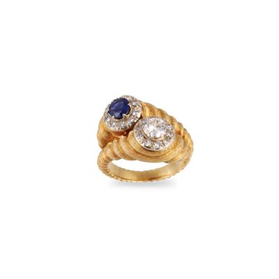 Anello contrarié in oro giallo e bianco 18Kt con zaffiro e diamanti