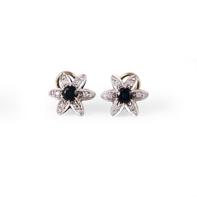 Orecchini, floreali a clip in oro bianco 18 kt con zaffiri e brillanti